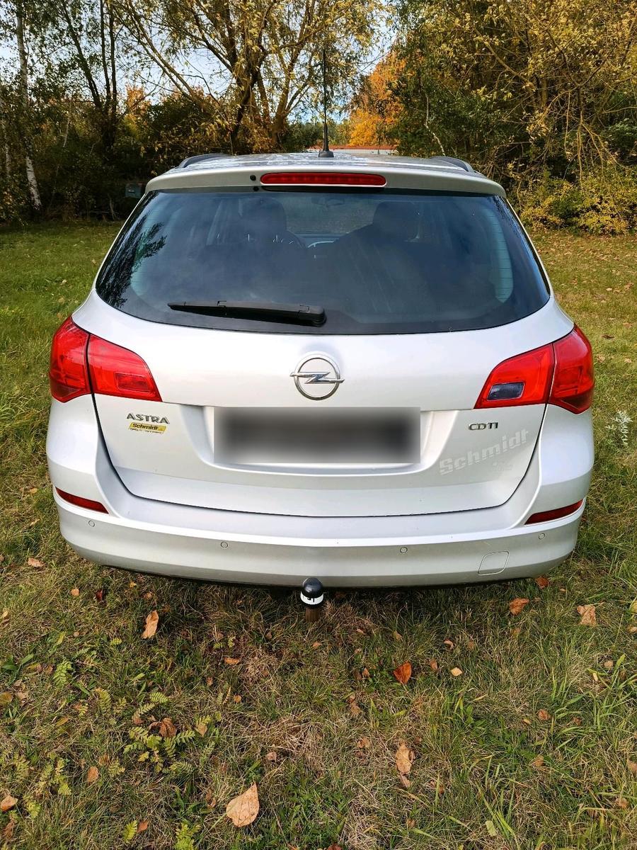 Opel Astra 2012 — engine 125 HP (92kW)