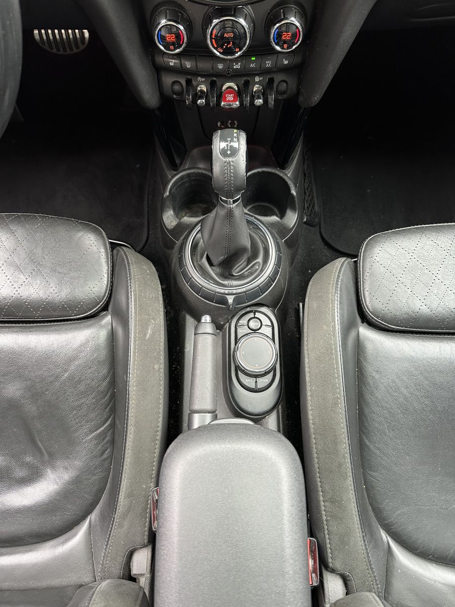 Fahrzeugabbildung MINI Cooper S Aut. JCW NAV+LED+PANO+LEDER+18ZOLL+2HD
