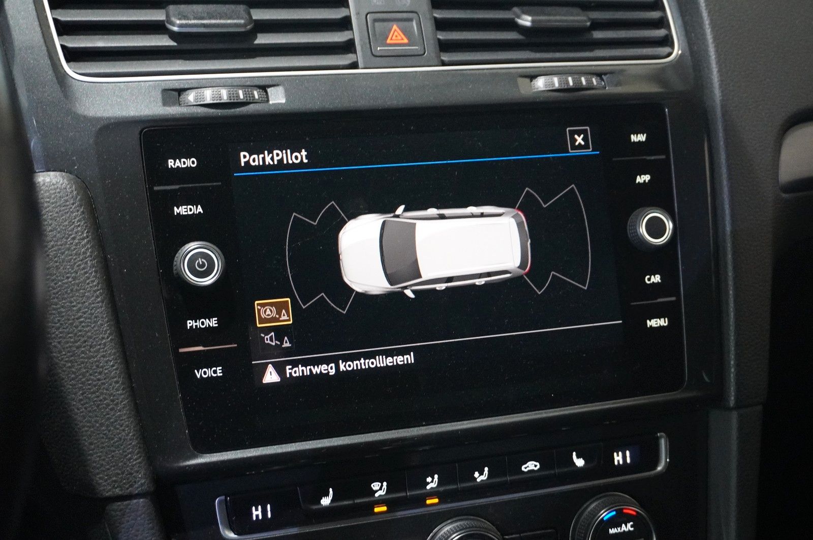 Fahrzeugabbildung Volkswagen Golf VII VARI. 1.6 TDI COMOFRT. DSG NAVI/LED/SHZ