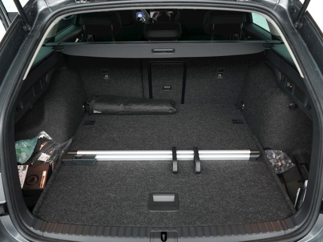 Octavia COMBI SELECTION MHEV DSG+AHK+LED+NAVI+RÜ