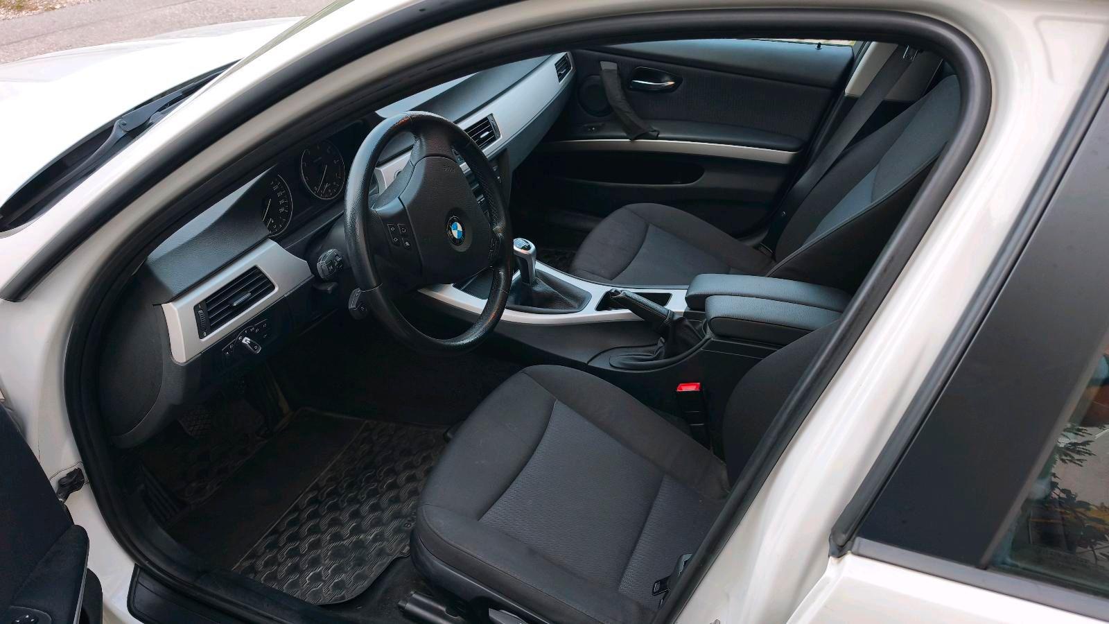 BMW 318 2010 — photo 11