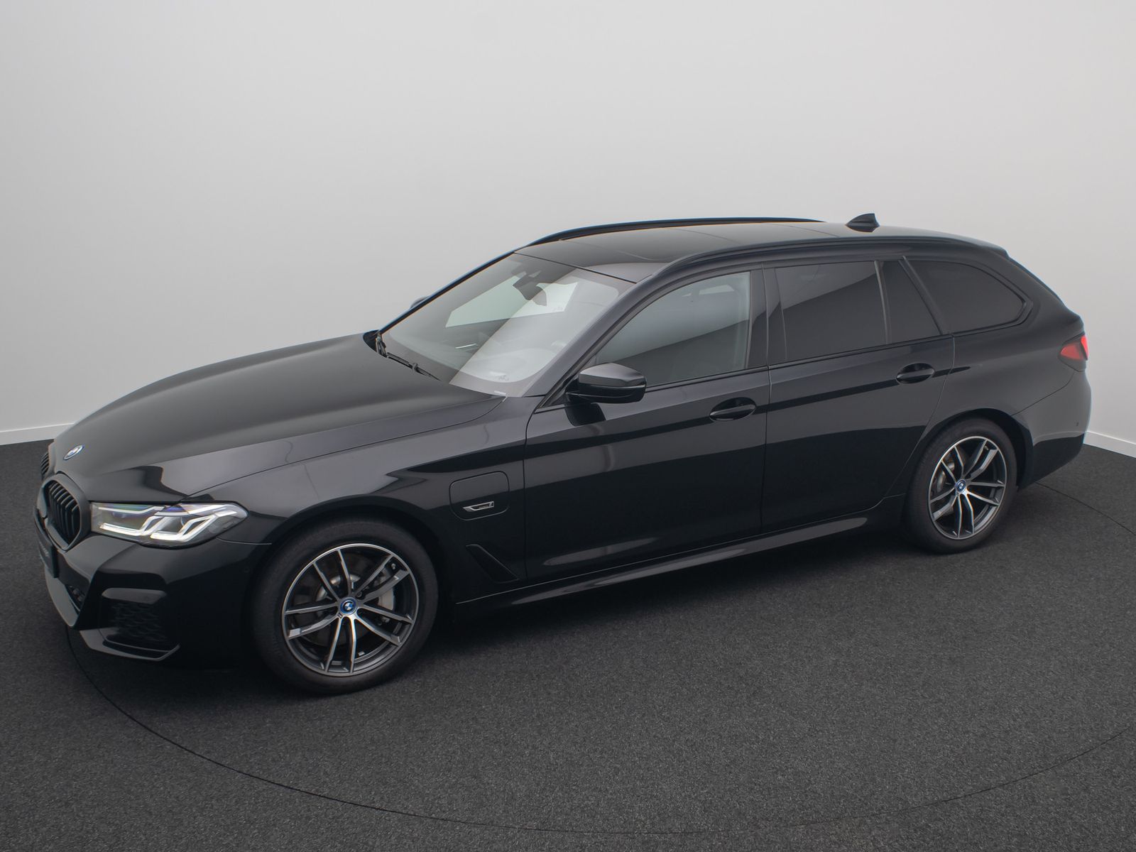 Fahrzeugabbildung BMW 530e xD M Sport Panorama HUD DAB H/K Kamera AHK