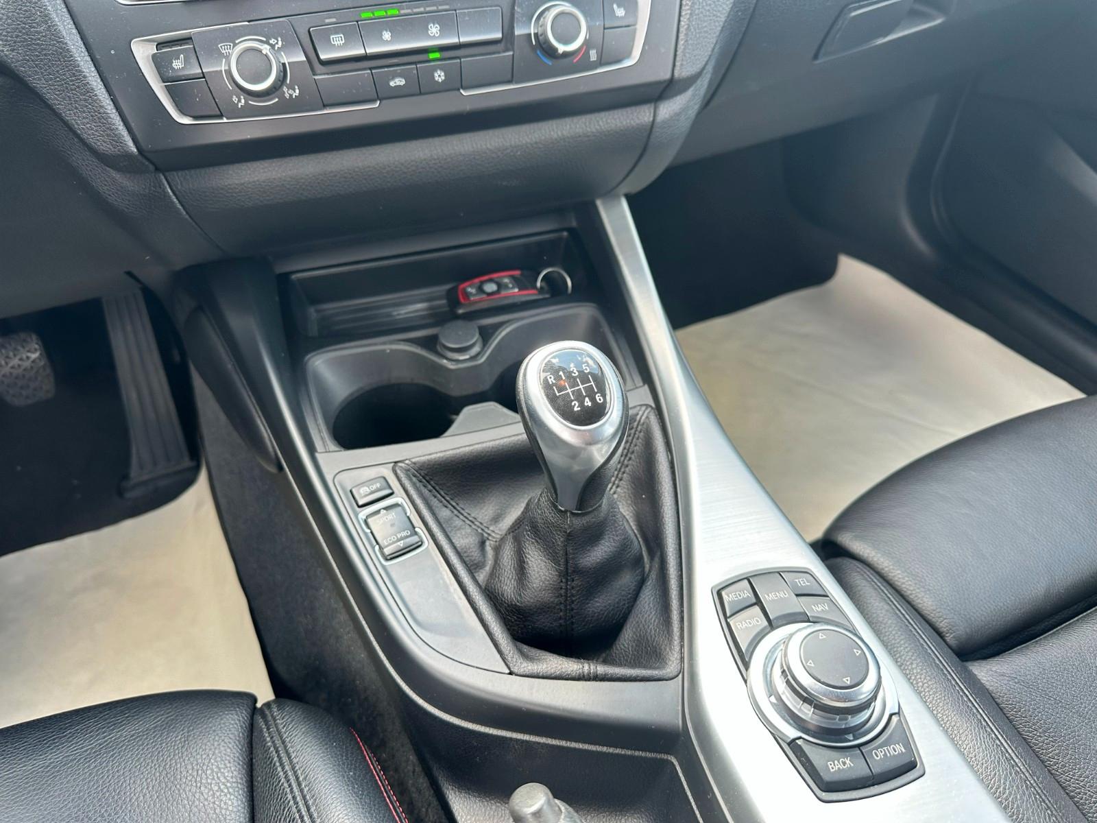 BMW 116i Sport Line Vollleder Bi-Xenon Navi 1.Hand