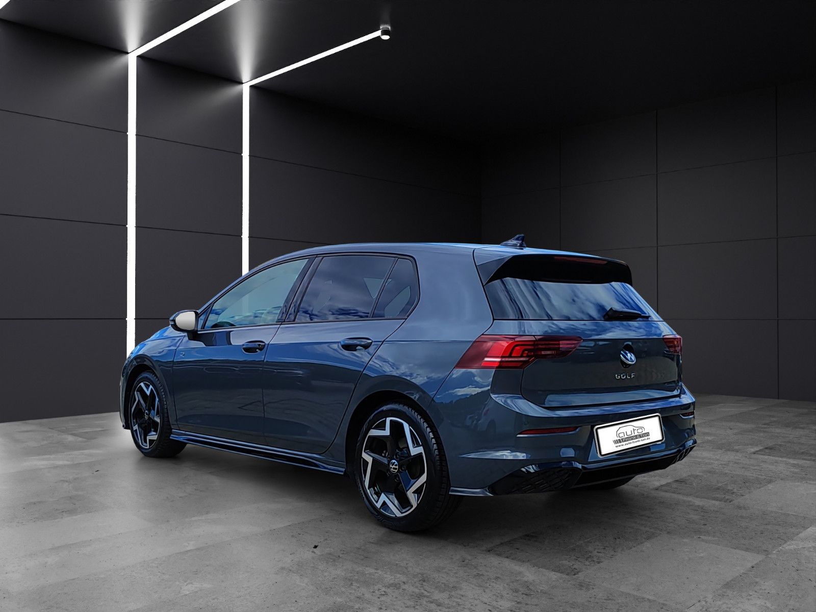 Fahrzeugabbildung Volkswagen Golf VIII Lim. 1.5 TSI  R-Line *Cam*Ambiente*LED