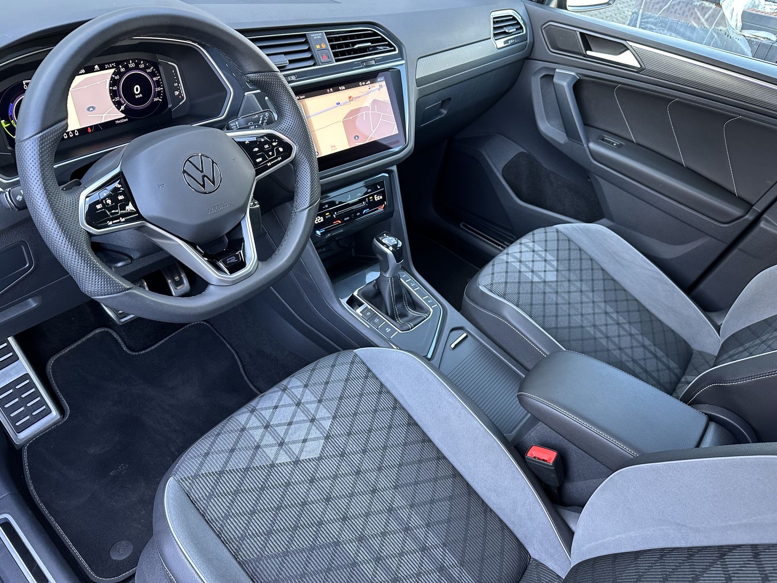 Fahrzeugabbildung Volkswagen Tiguan 1.4 TSI eHybrid R-Line NAV+MATRIX+AHK+ACC