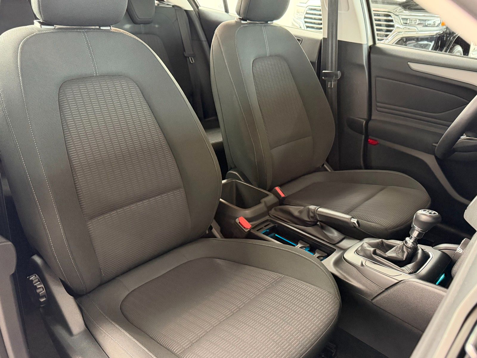 Fahrzeugabbildung Ford Focus Limousine 1.0 Trend  "Winter-Paket  Klima"