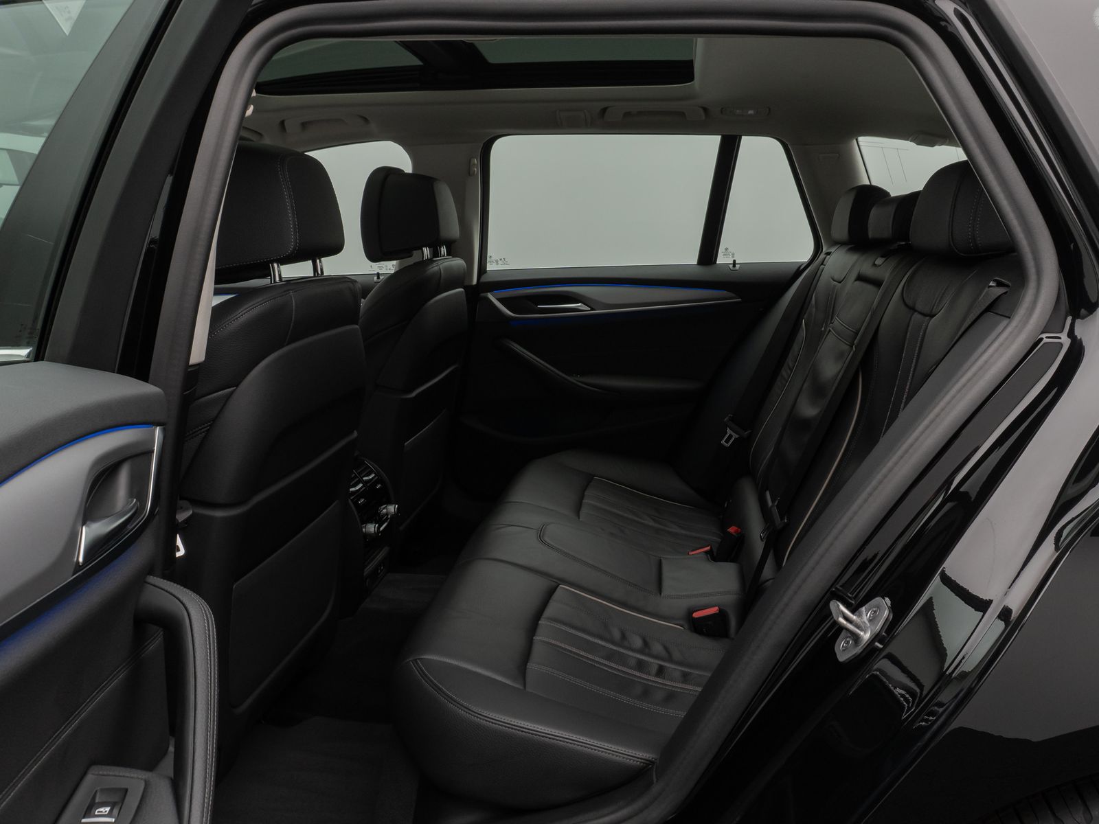 Fahrzeugabbildung BMW 530d Panorama Kamera DAB HiFi DrivAssist Komfort