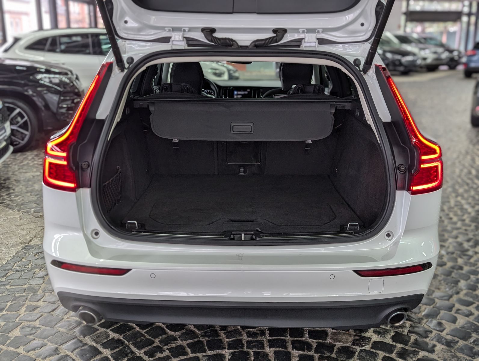 Fahrzeugabbildung Volvo V60 PANO H&K LED APP KAM VIRT 17" AHK-VORB. PERL