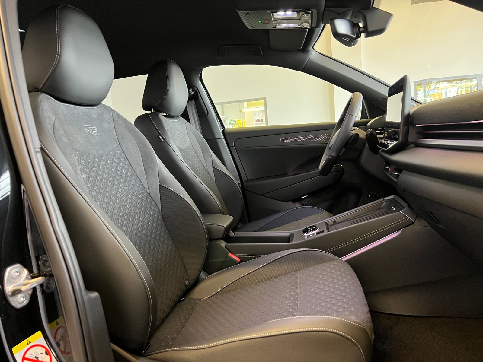 Fahrzeugabbildung Volkswagen T-Roc R-Line 1.5 eTSI DSG *AHK, LED, ACC, Kamera