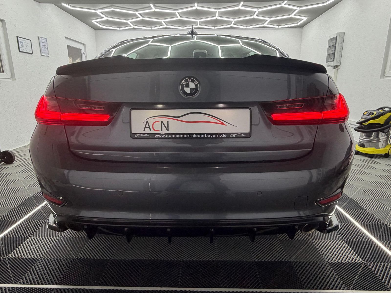 Fahrzeugabbildung BMW 330i LIMOUSINE/SPORT/LIVE COC/HiFi/AMBIENTE/H&R