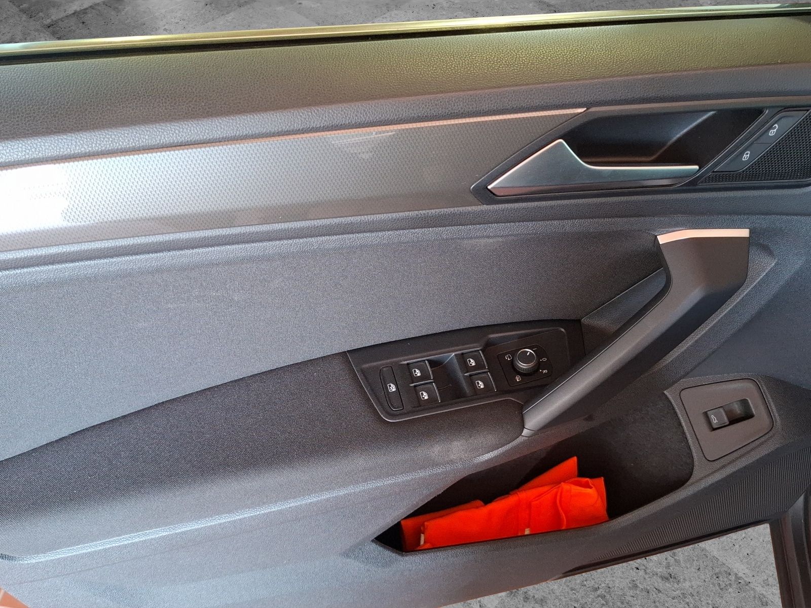 Fahrzeugabbildung Volkswagen Tiguan TSI Join LED AHK Navi HUD ACC PDC SH 19"