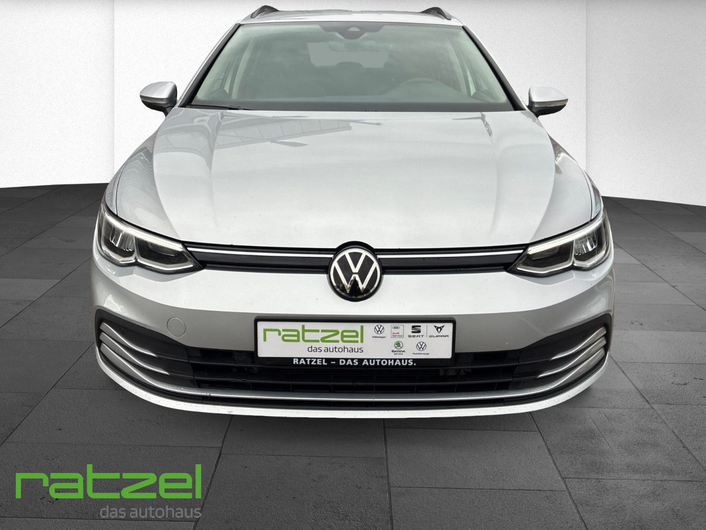 Fahrzeugabbildung Volkswagen Golf Variant Life VIII Navi Komfortsitz AHK Digi