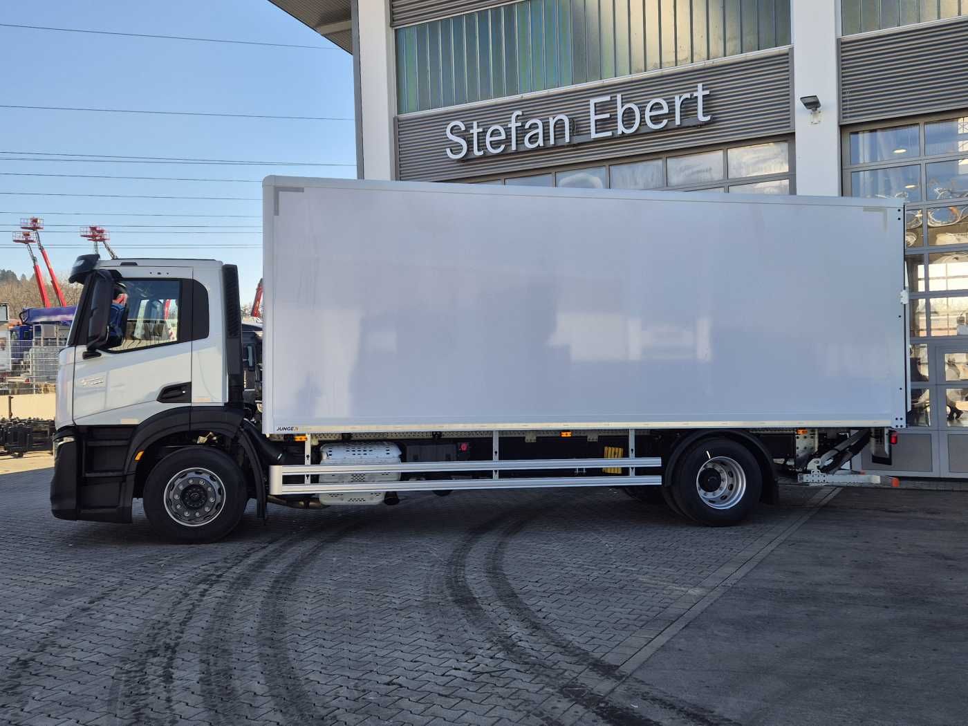 Fahrzeugabbildung Iveco S-Way AD190S40/P Junge AHK LBW 2.000kg