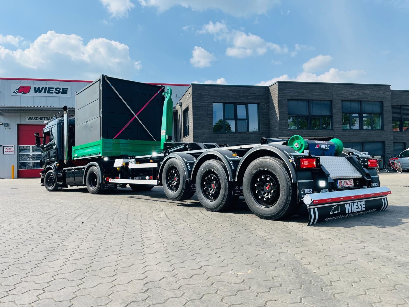 Fahrzeugabbildung Andere Wiese Hakenliftauflieger Abrollkipper Hooklift