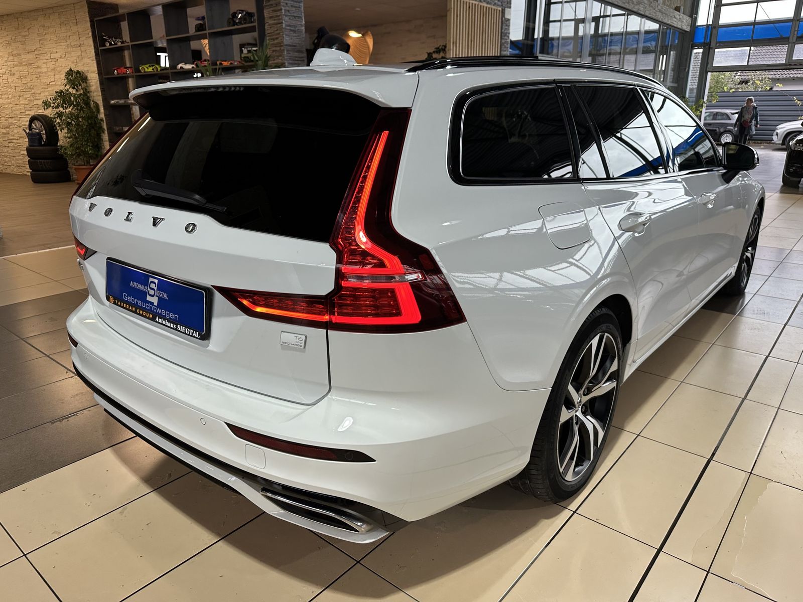 Volvo V60 AWD R Design Leder Pano. Harman Kardon LED foto 5