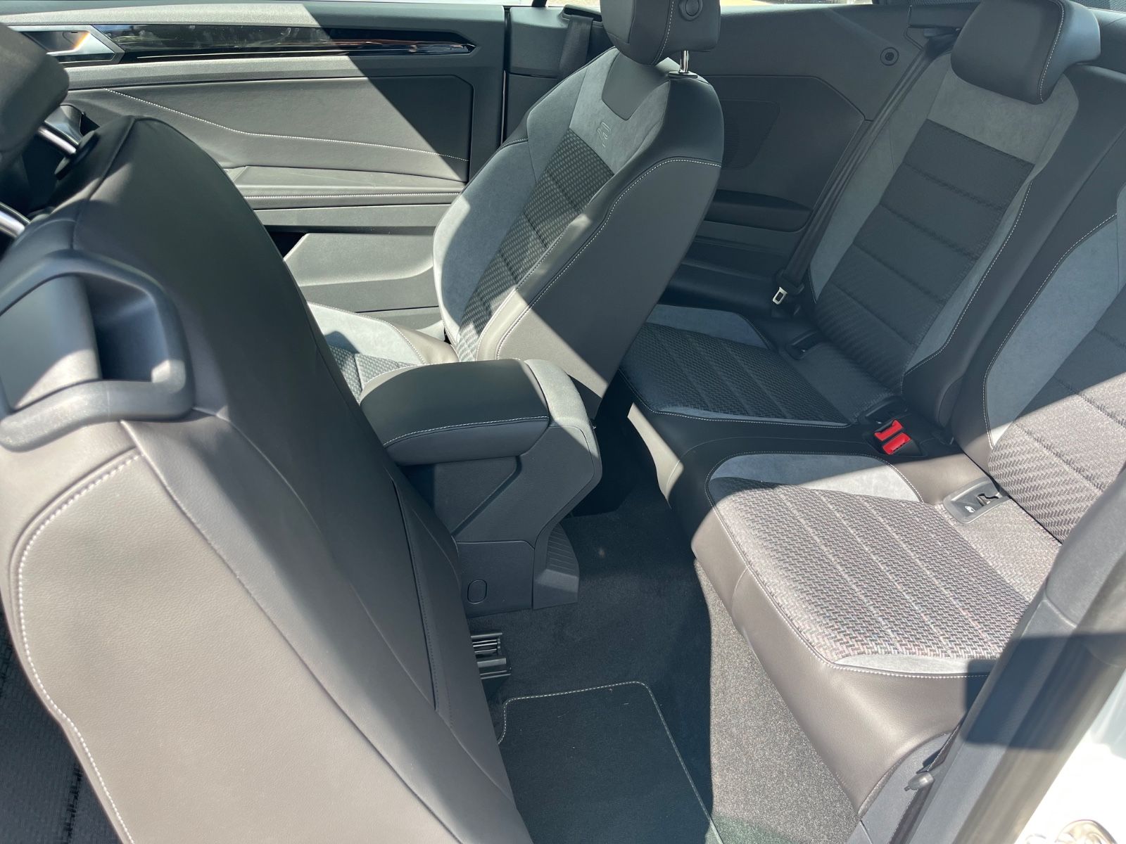 Fahrzeugabbildung Volkswagen T-Roc Cabriolet R-Line 1.5 TSI DSG ACC Kamera