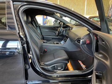 Jaguar XE R-Sport *BI-XENON*KAM*NAVI*TOUCH*LED*
