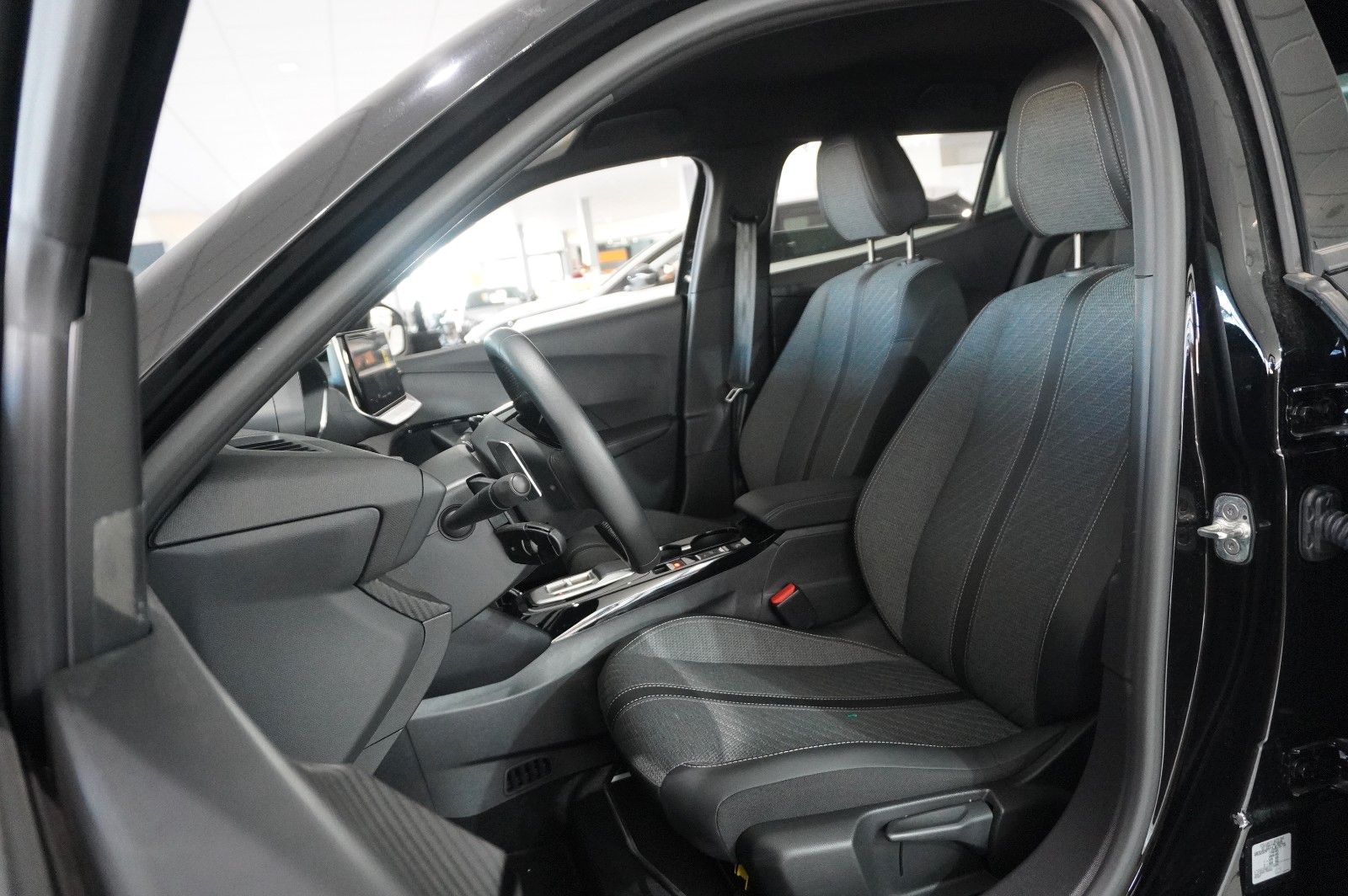 Fahrzeugabbildung Peugeot 2008 1.2 HYBRID ALLURE E-DSC NAVI/LED/SPORT/VIRT