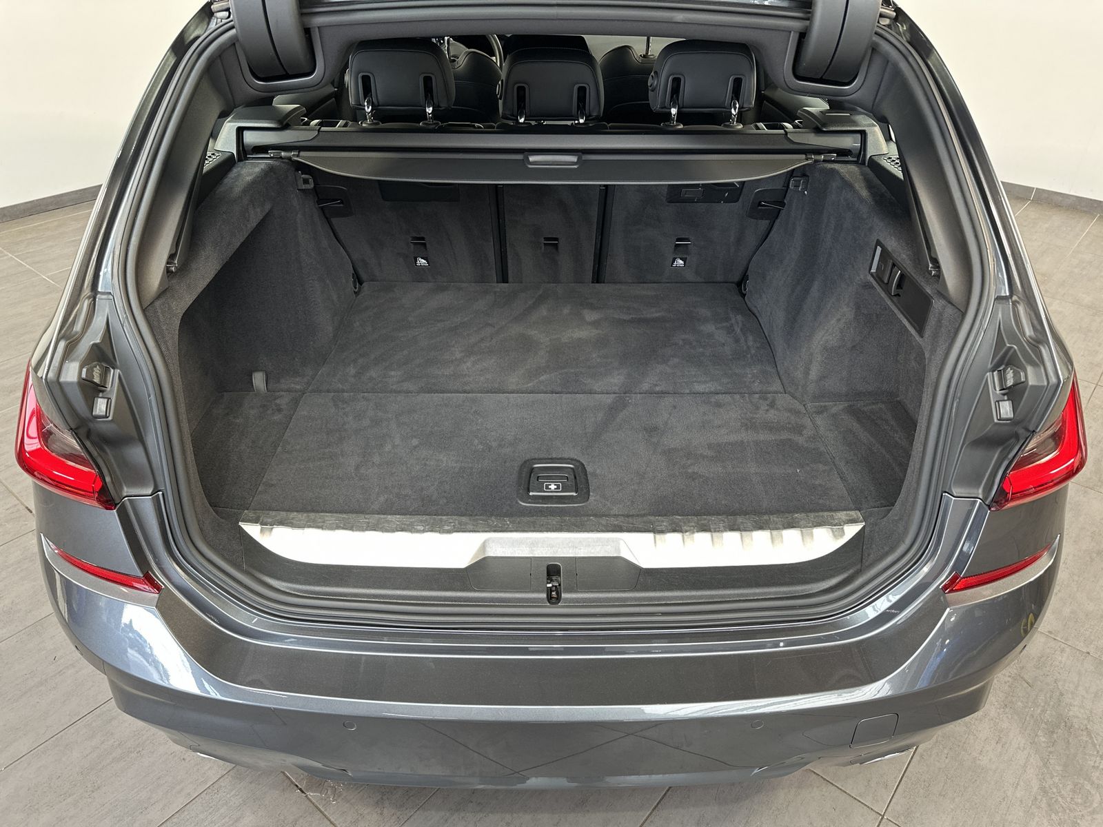 Fahrzeugabbildung BMW 330e Touring M-Sport NAV+LED+ACC+LIVE-COCKPIT+PP