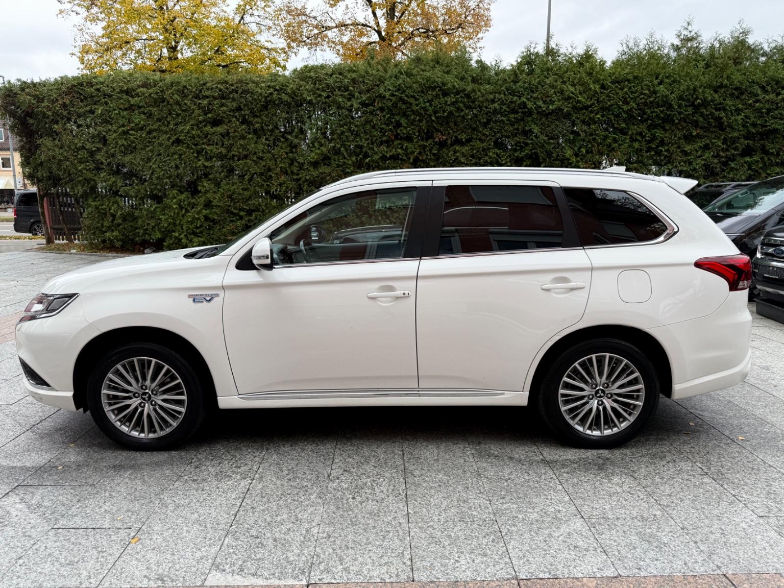 Mitsubishi Outlander 2.4 PHEV 4WD Spirit *Leder*Navi*Kamera