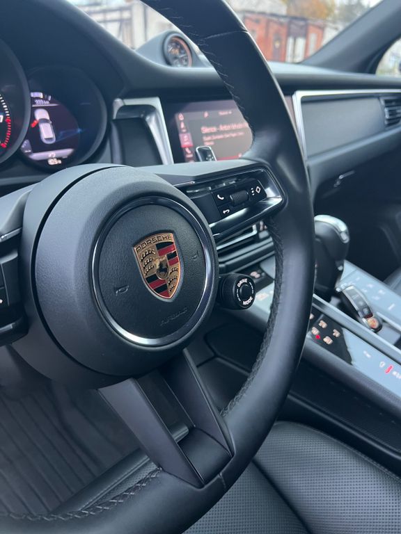 PORSCHE Macan 2023