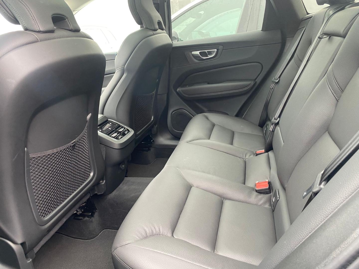 Volvo XC60 B5 Ultra Dark AWD MHEV Memory Sitze 360 Gra
