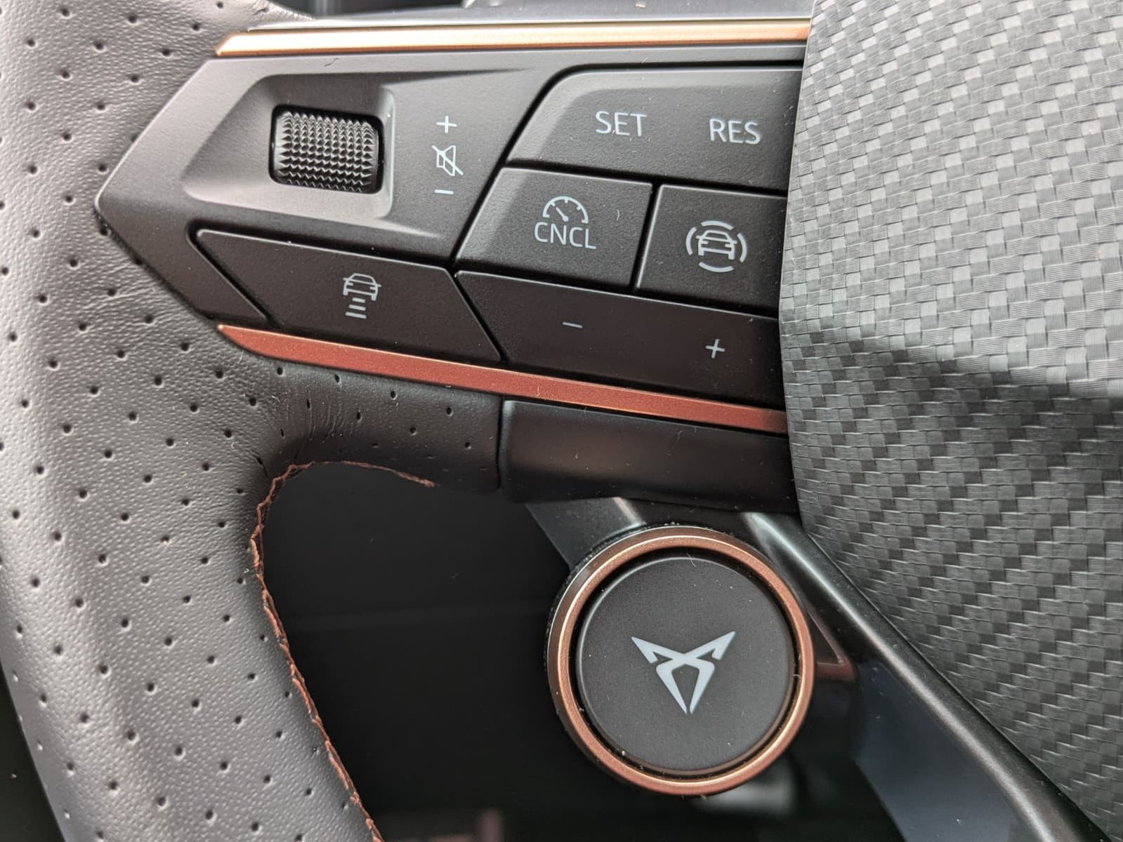 Fahrzeugabbildung CUPRA Leon 1.5 eTSI EDGE MATRIX*ACC*KAM*18"5JGARANTIE