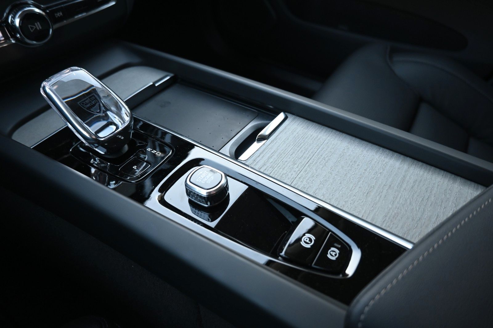 Fahrzeugabbildung Volvo XC60 B5 Benzin AWD Ultra Dark*PANO*360°*LUFT*ACC