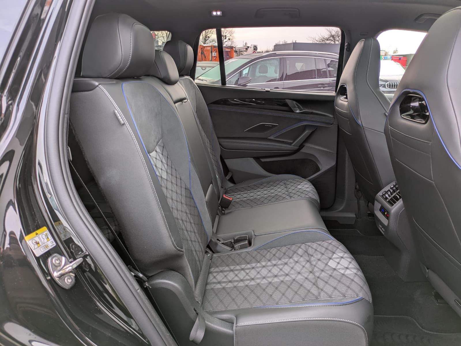 Fahrzeugabbildung Volkswagen Tayron 2.0 TDI 4M R-Line BLACK*7Si*MATRIX*PANO