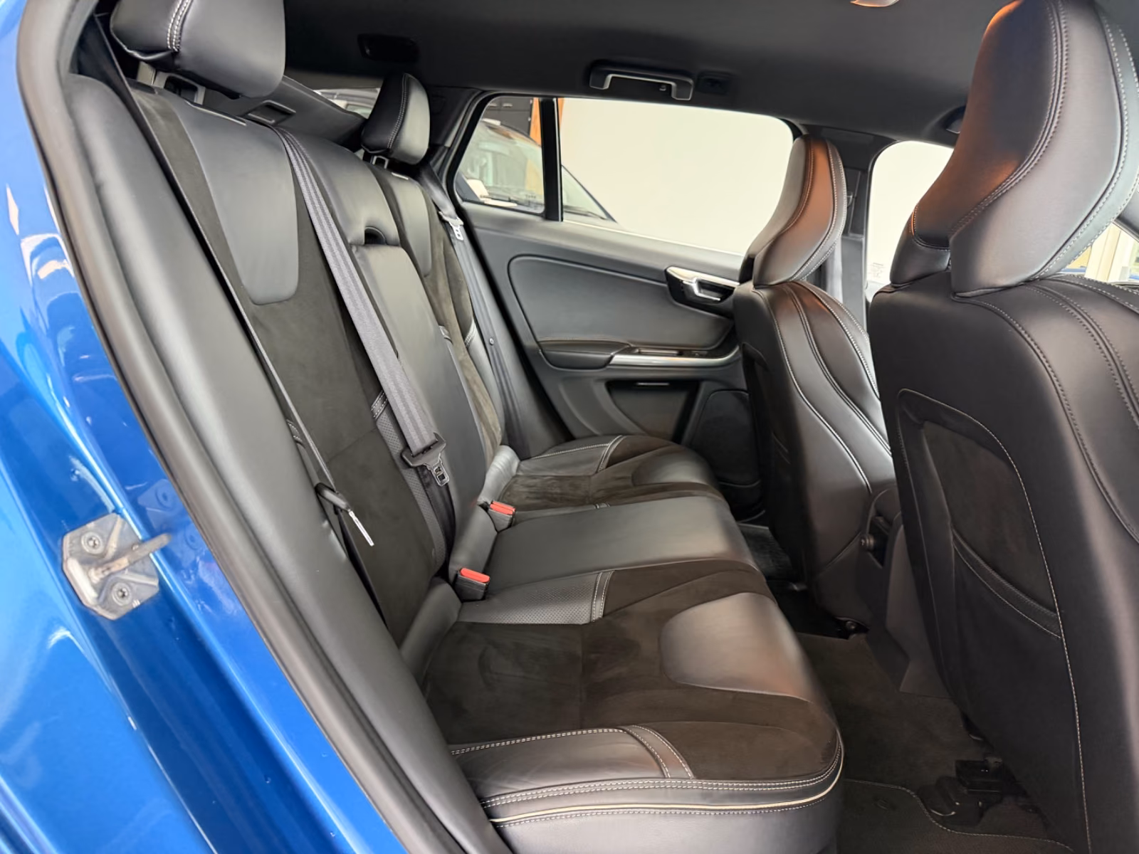 Volvo V60 D4 R Design Automatik NAVI SHZ PDC 18 ZOLL