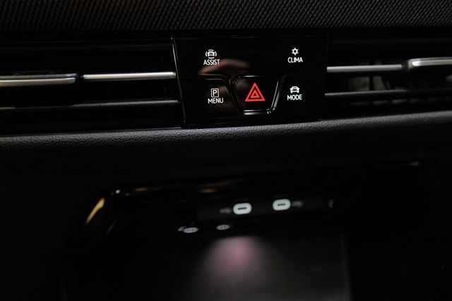 Volkswagen Golf VIII 2.0TSI DSG 4Motion R-Line Pano AHK DCC