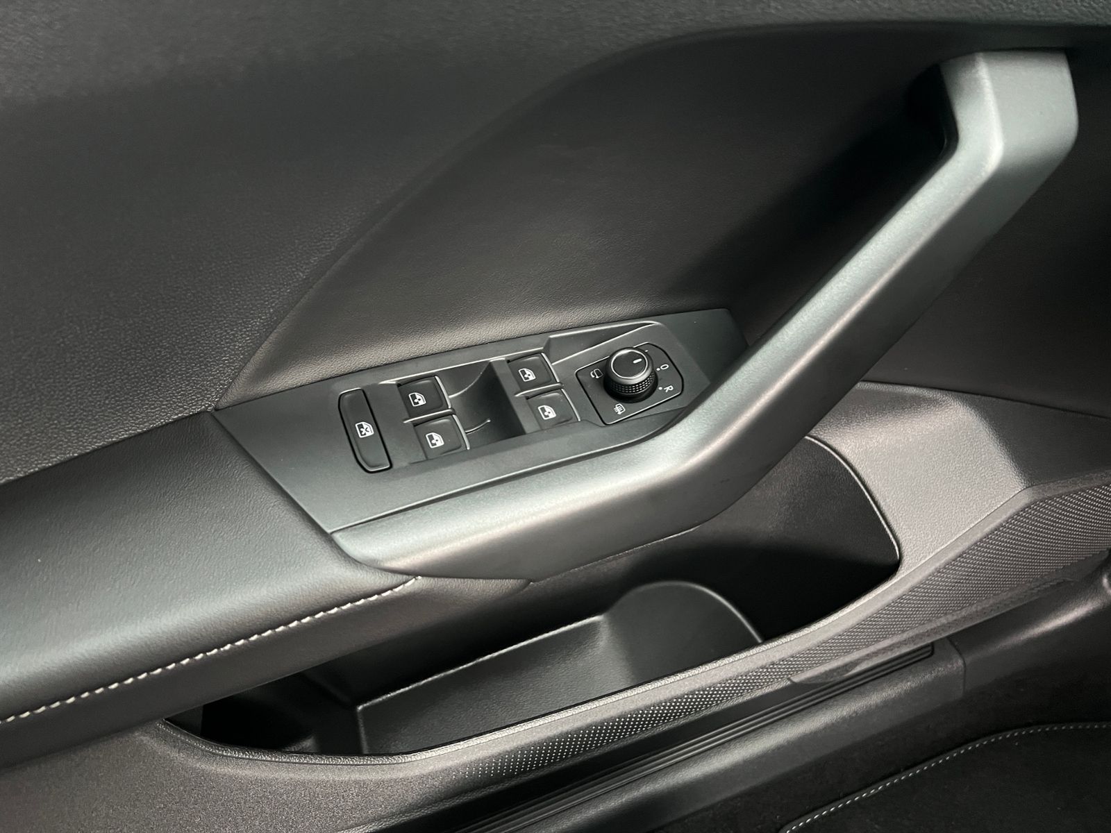 Fahrzeugabbildung Volkswagen T-Cross R-Line 1.5 TSI DSG *AHK, IQ.LIGHT, ACC,