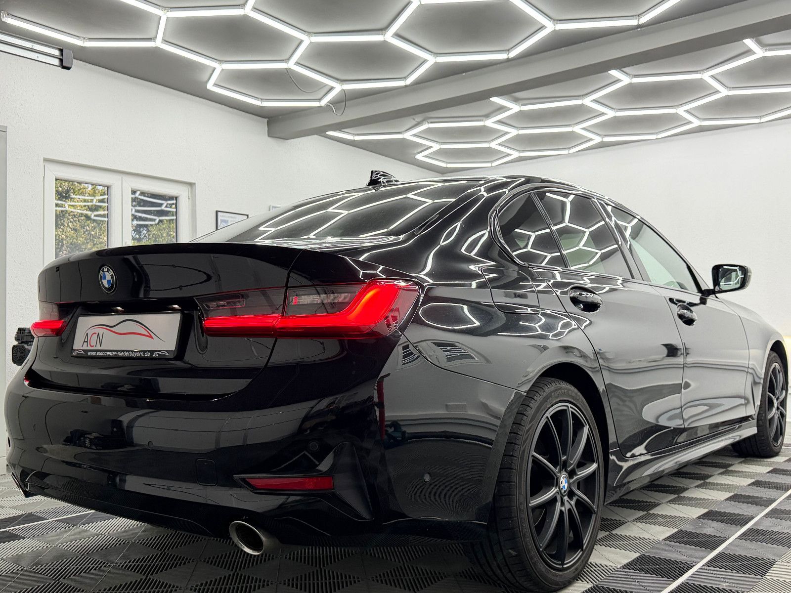 Fahrzeugabbildung BMW 320 d Lim. Sport Line/LED/LIVE COCKPIT/H&K/HuD