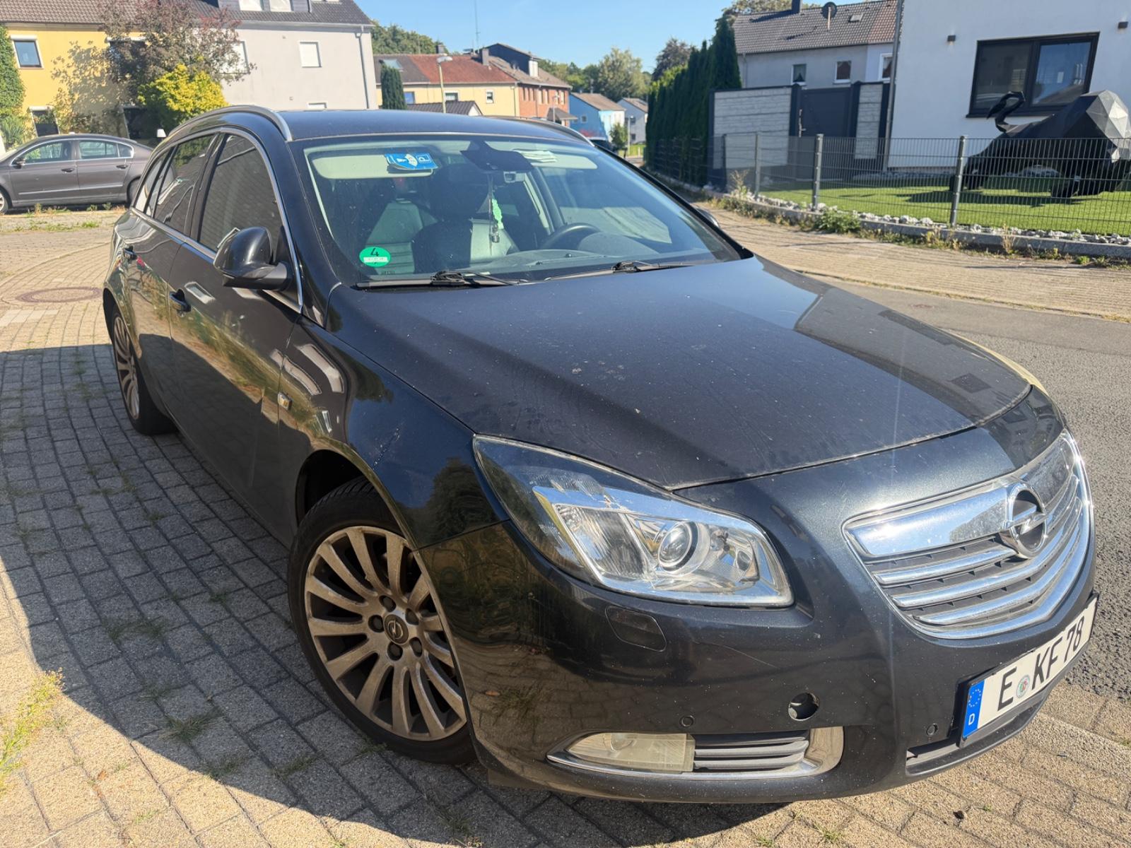 Opel Insignia 2010 — салон
