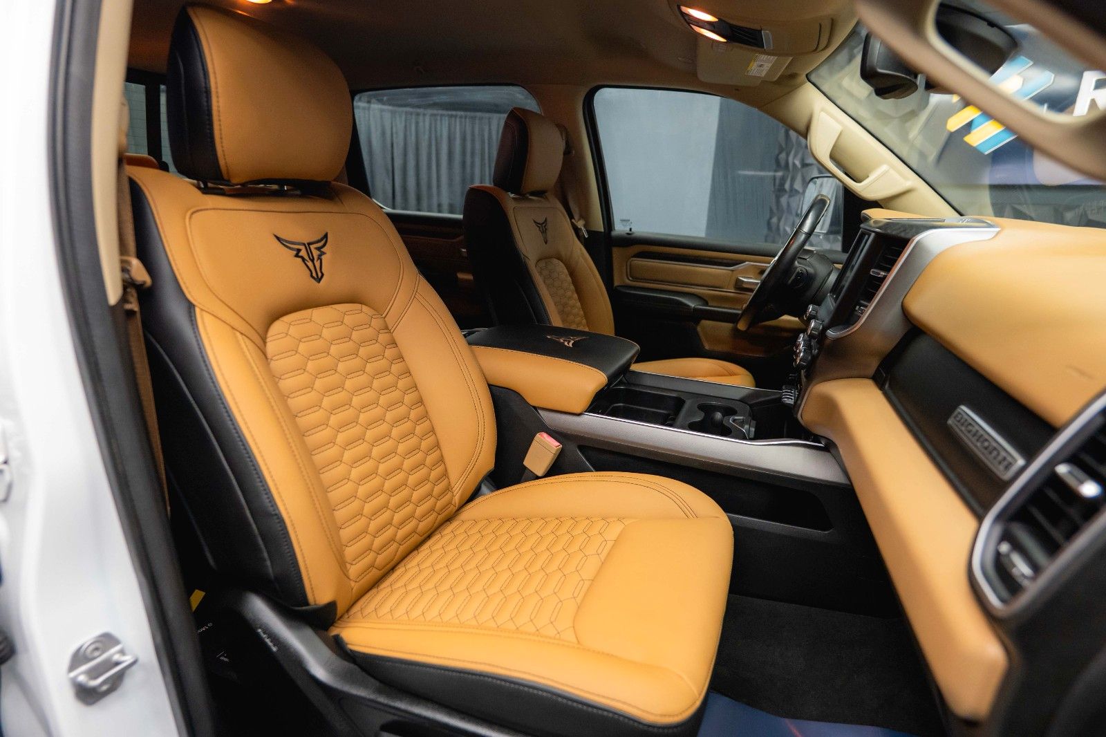 Fahrzeugabbildung Dodge RAM 5.7 V8 HEMI 4x4 OFFROAD LONGBED Night-Paket