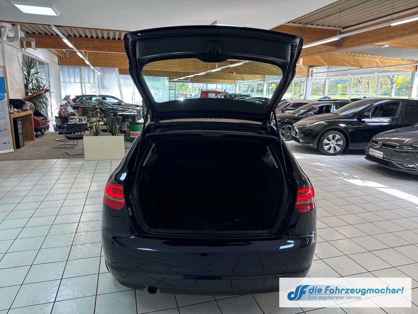 Fahrzeugabbildung Audi A3 Sportback 1.6 TDI Attraction Klimaautom SHZ