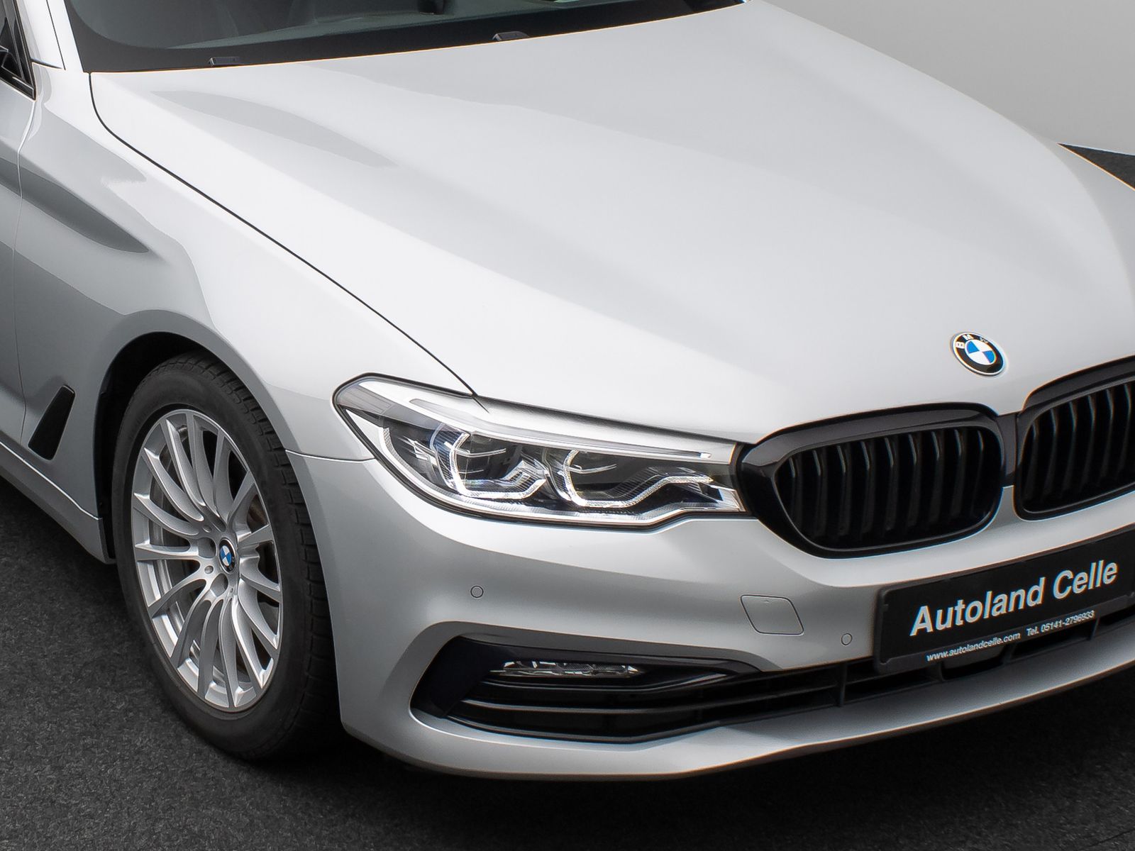 Fahrzeugabbildung BMW 520d  Sport Line HUD HiFi PDC Alarm DisplayKey