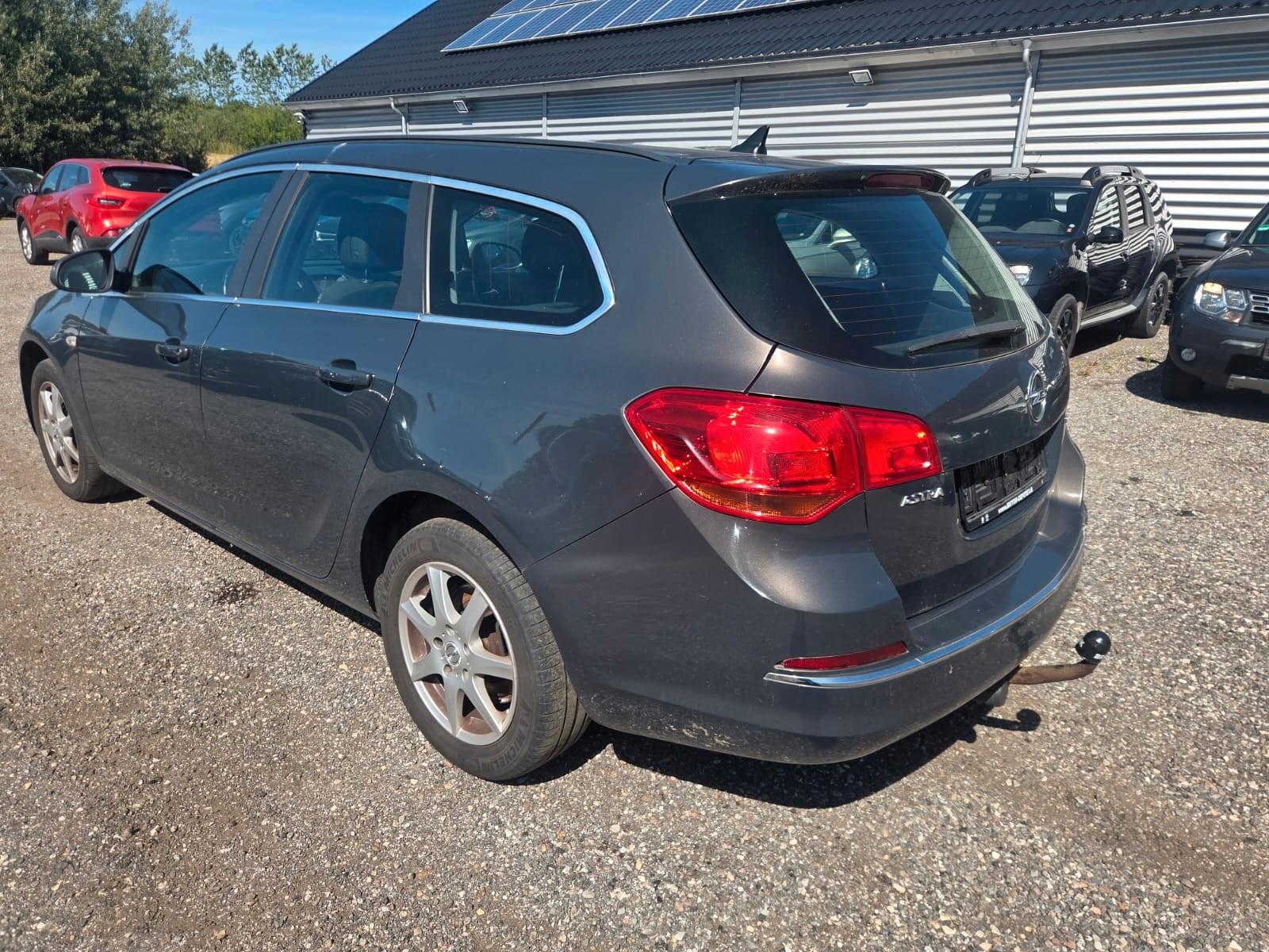 Opel Astra 2015 — interior