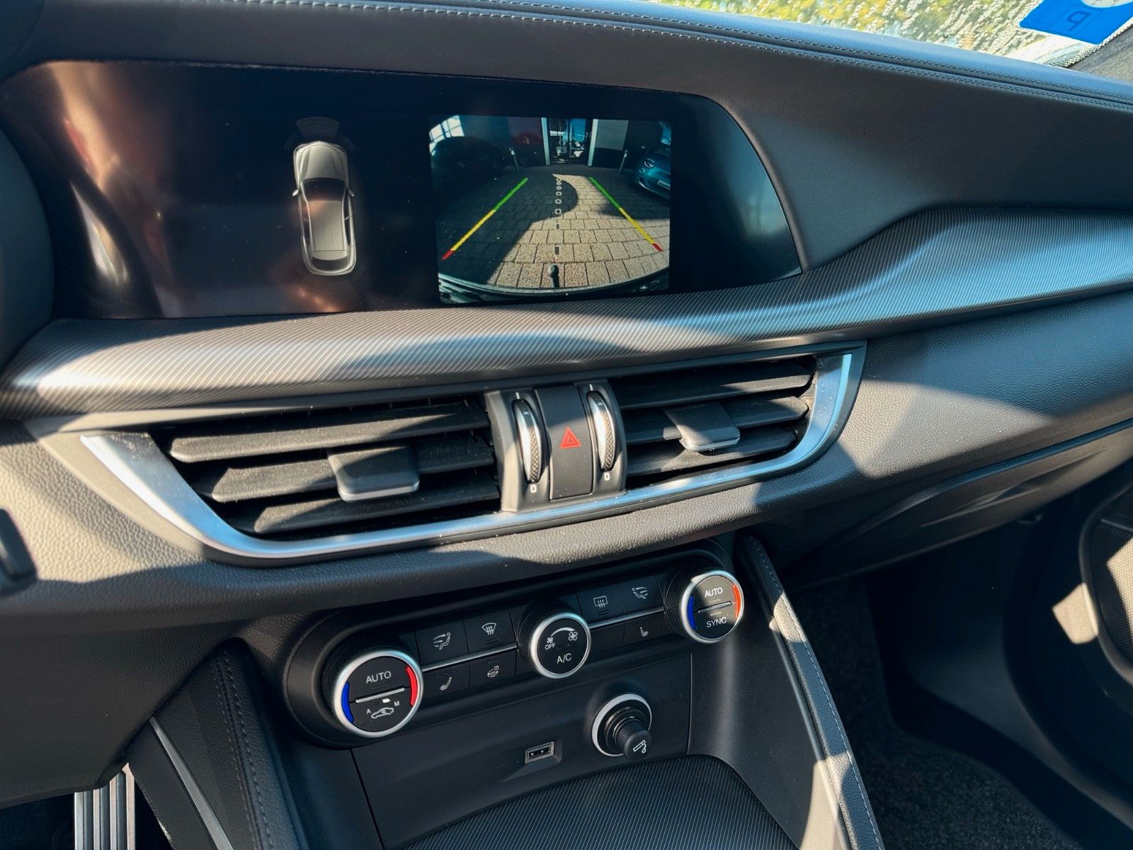 Fahrzeugabbildung Alfa Romeo Stelvio B-Tech Q4 280 PS ALLRAD PANORAMA NAVI