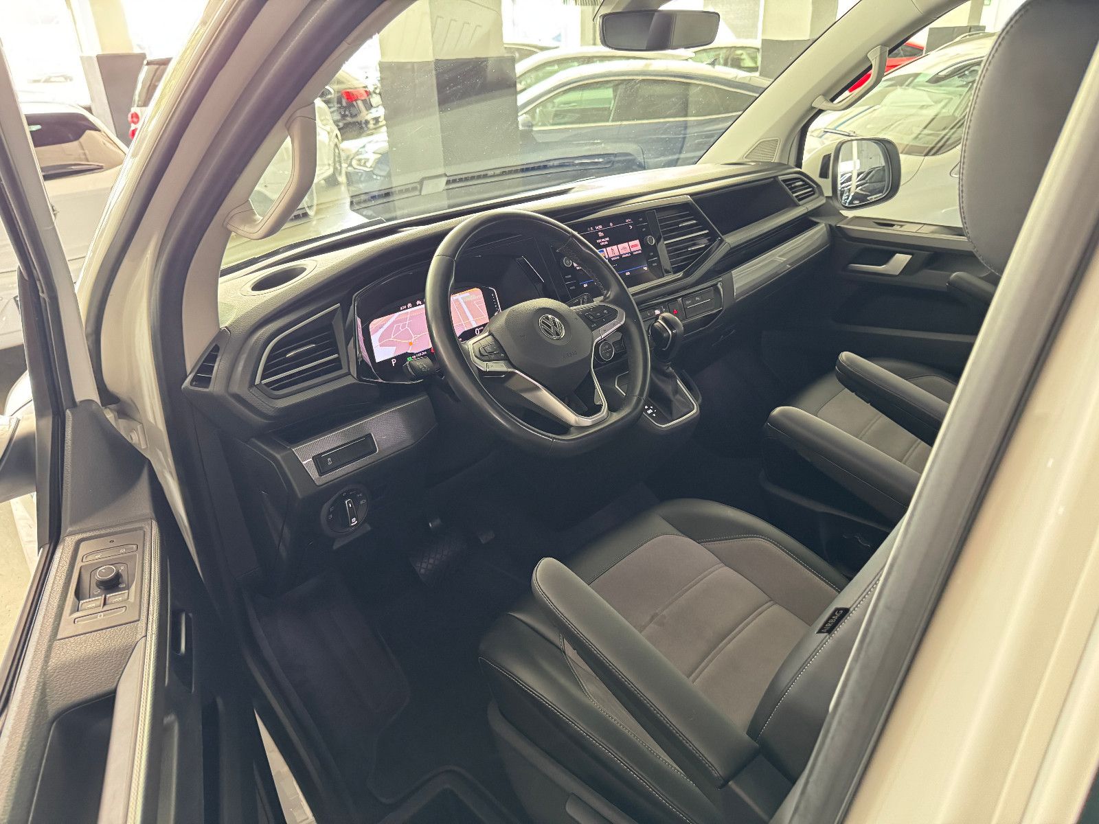 Fahrzeugabbildung Volkswagen T6.1 4M DSG IQ.DRIVE INDIVIDUAL EDITION 6-SITZER