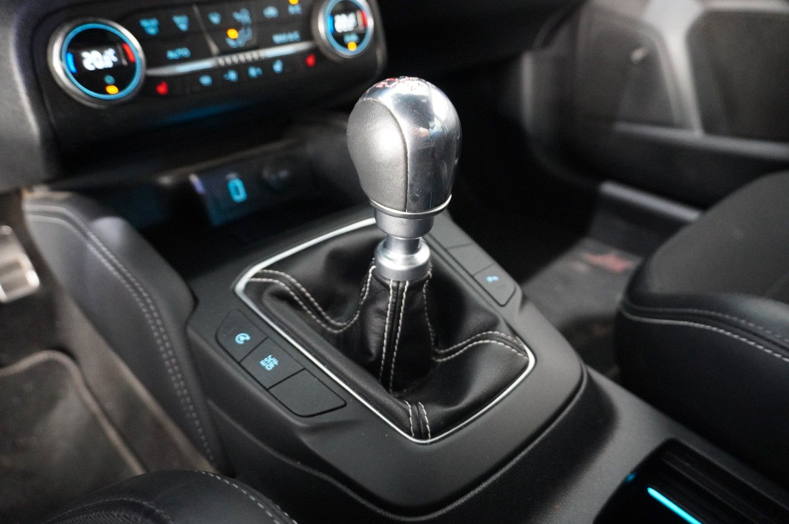 Fahrzeugabbildung Ford Focus Lim. ST 2.3 ECOBOOST NAVI/LED/SH/SPORT/B&O