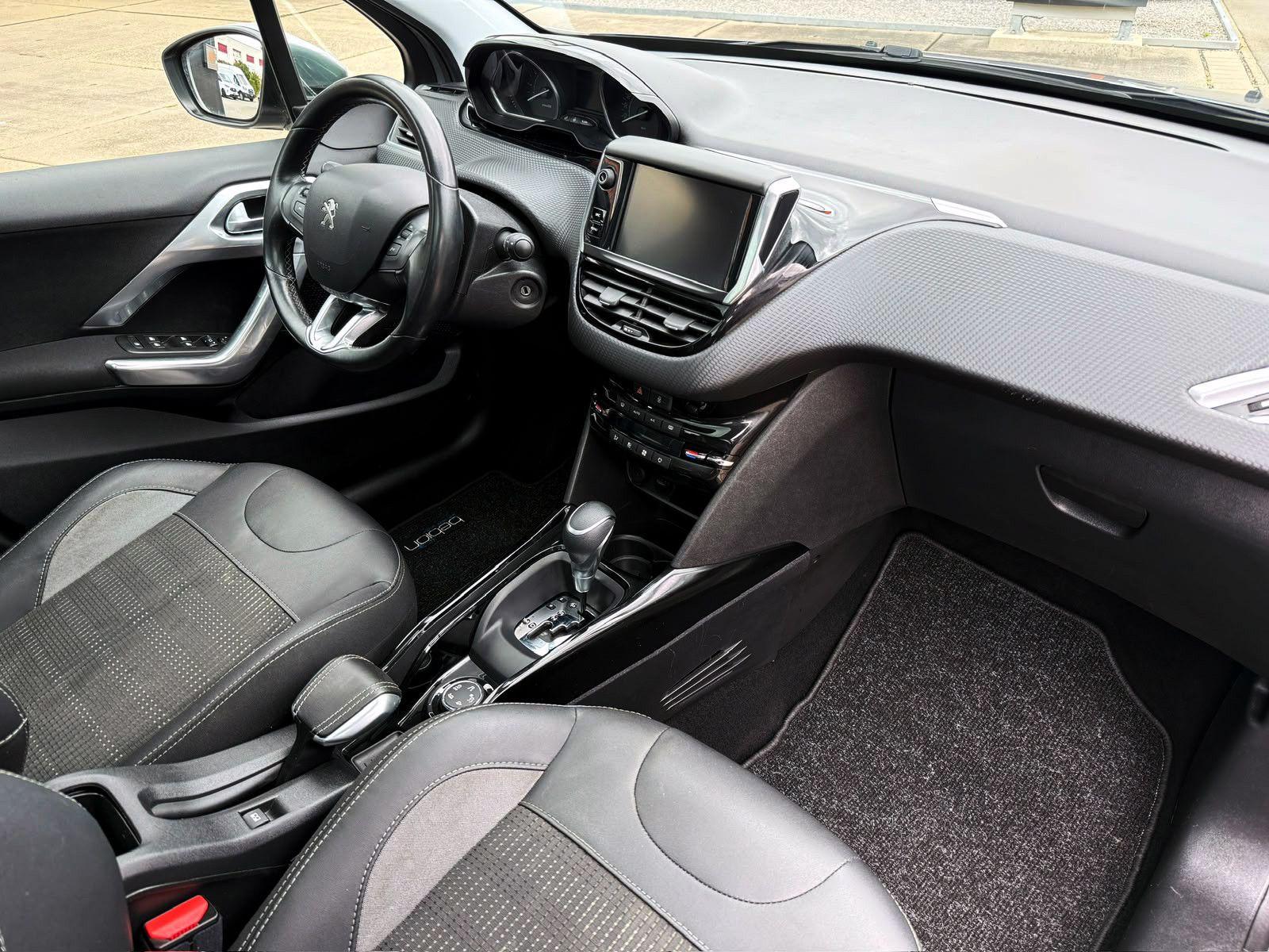 Fahrzeugabbildung Peugeot 2008 Allure 1.2 Auto. KAM PDC SHZ PANO NAV TEMP