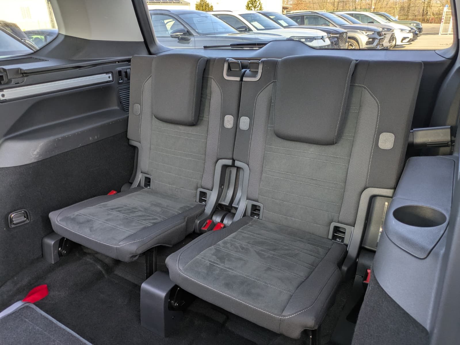 Fahrzeugabbildung Volkswagen Touran 2.0 DSG R-Line High. Pano 7-Si IQ.Dri AHK