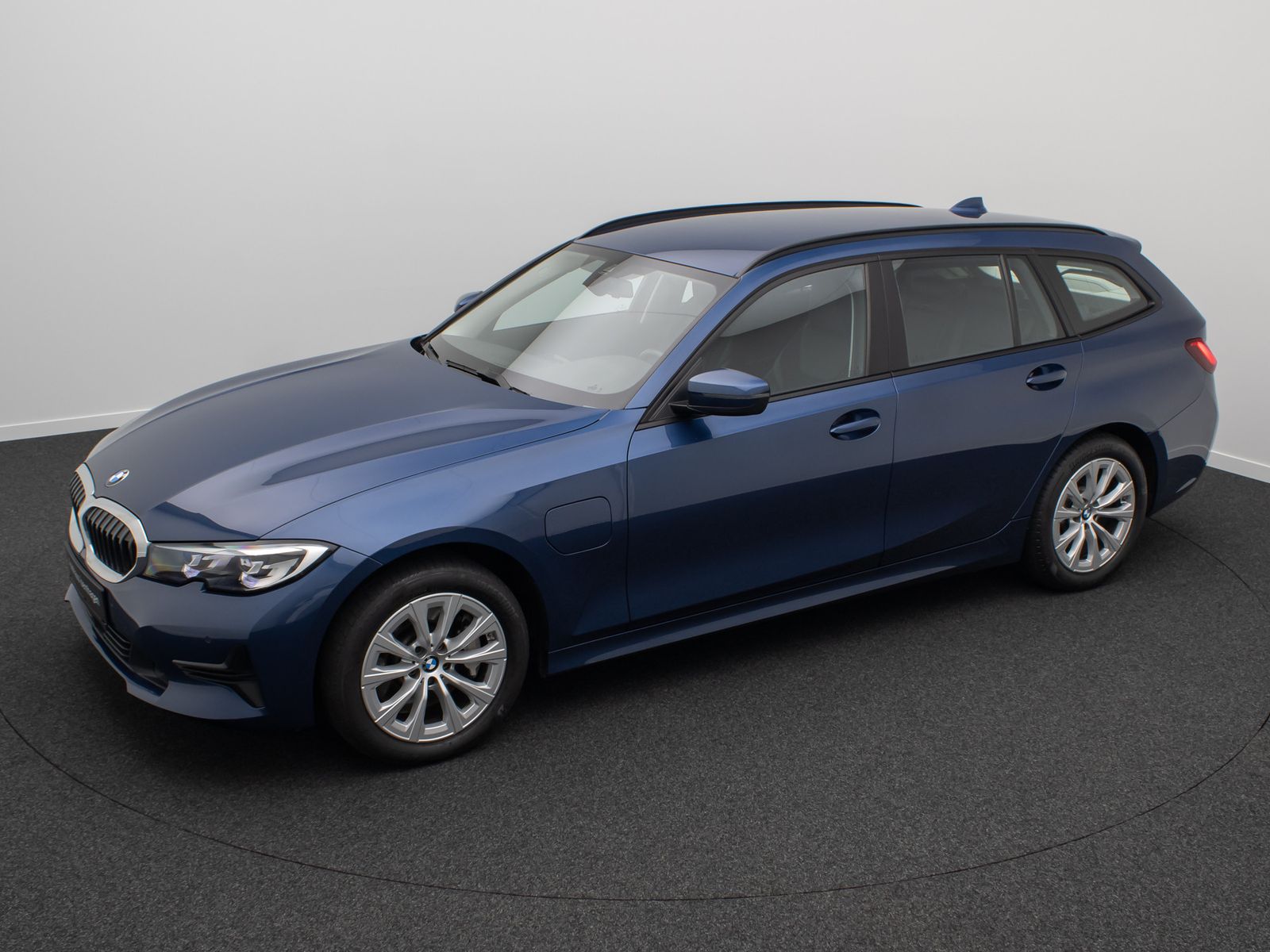 Fahrzeugabbildung BMW 330e xD Alarm DAB Komfort WLAN PDC Sport Leder