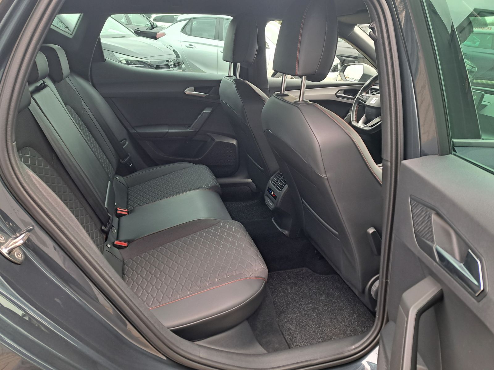 Fahrzeugabbildung SEAT Leon 1.5eTSI FR DSG LED NAVI BEATS KAMERA 18"ALU