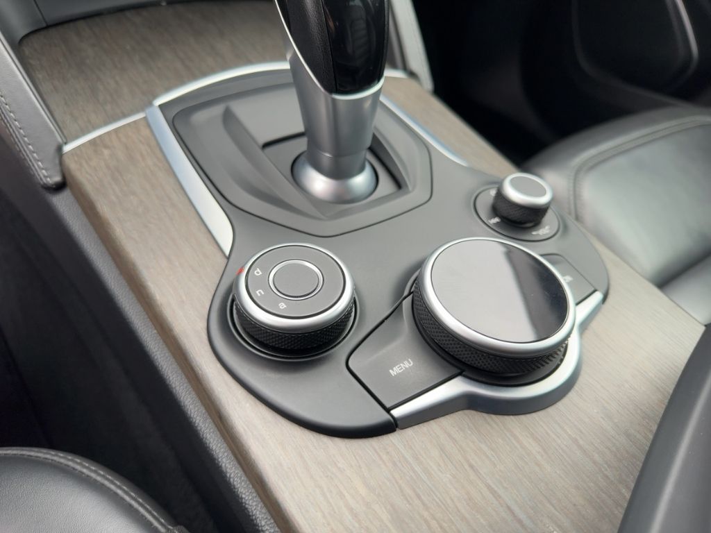 Fahrzeugabbildung Alfa Romeo Stelvio First Edition ALLRAD NAVI  HI-FI