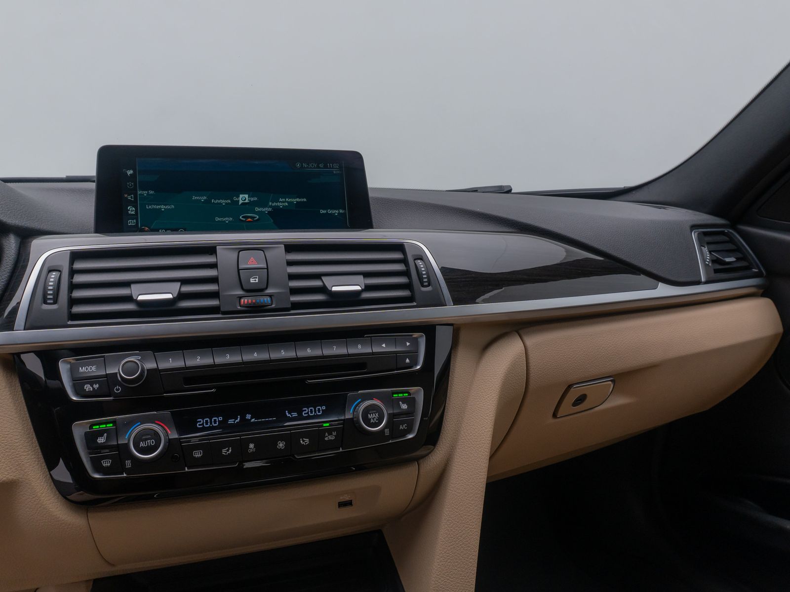 Fahrzeugabbildung BMW 320d SportLine Kamera HiFi NaviPro Alarm Komfort
