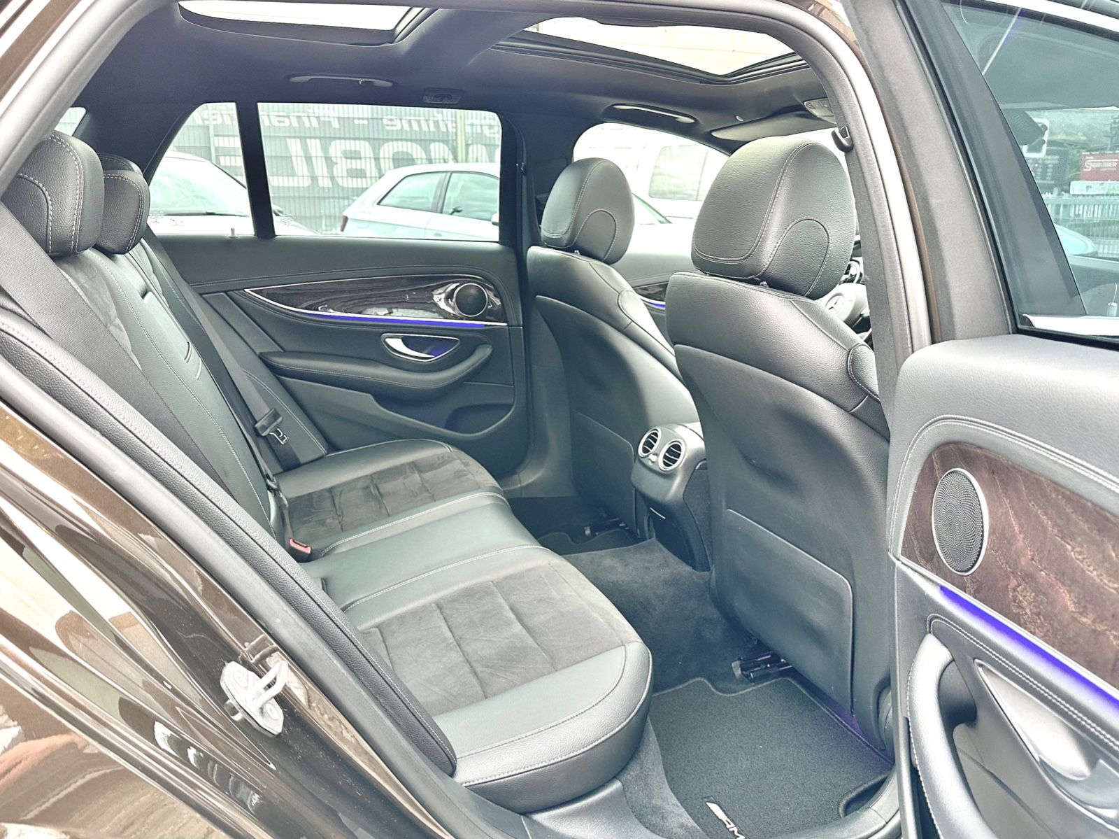 Fahrzeugabbildung Mercedes-Benz E 350 d T AMG LINE 4MATIC*PANO+M.2018*