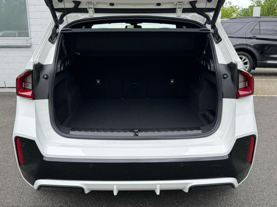 Fahrzeugabbildung BMW iX1 eDrive20 M Sport Premium Winterkomplettr