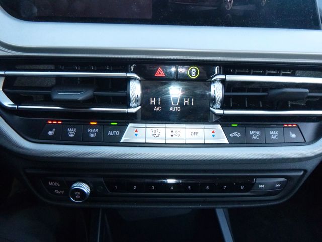 Fahrzeugabbildung BMW 118 i Advantage >AUT/LED/PDC/SHZ<